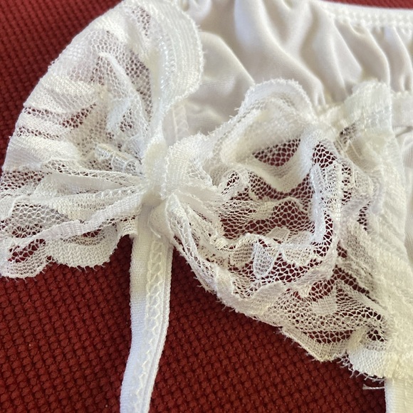 Ladies White Lace Garter Belt with Matching Lace Thong Panty - Picture 2 of 4